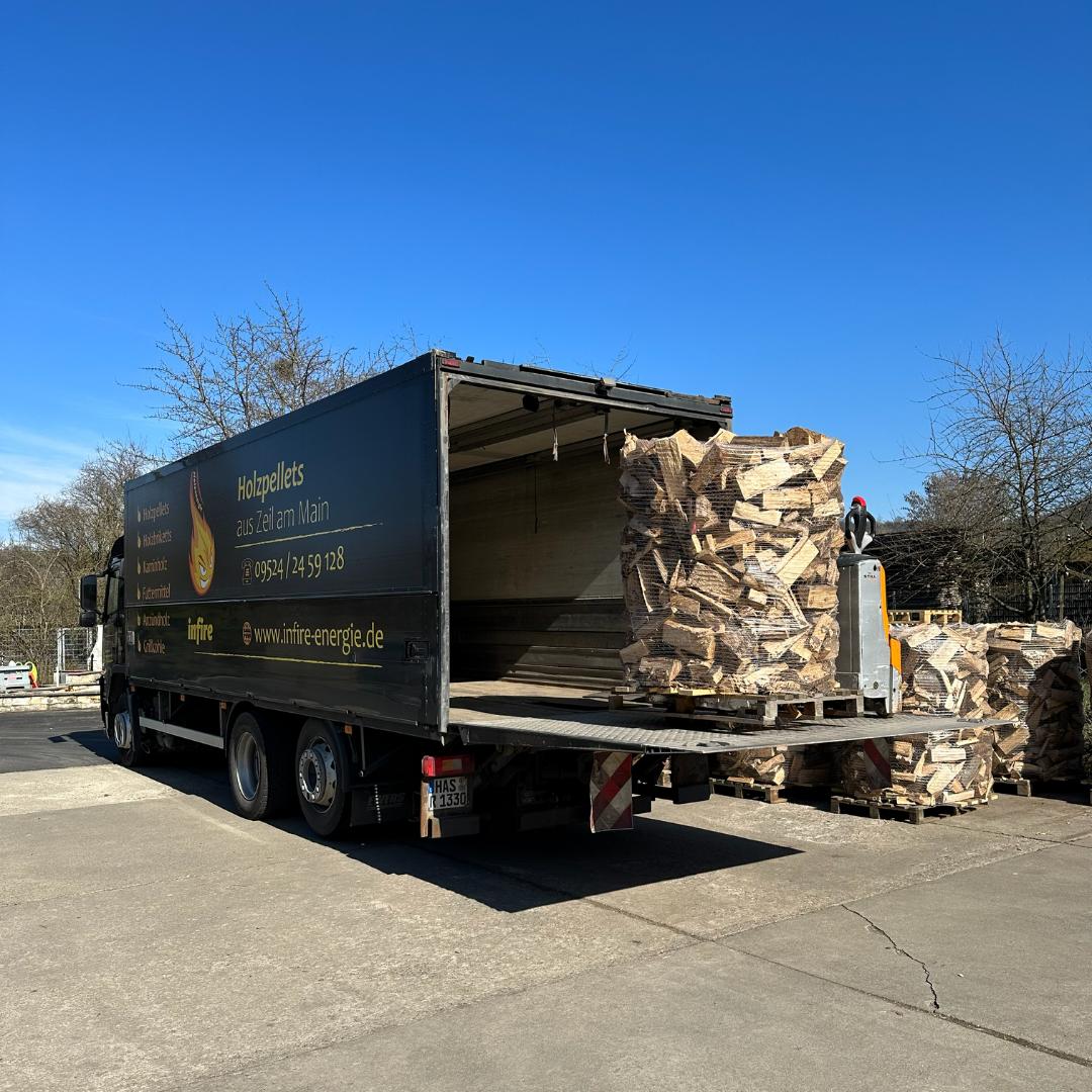 Brennholz, Fichte, 25-30 cm ScheitlÀnge, trocken, 1,6 SRM (= 1 STER)