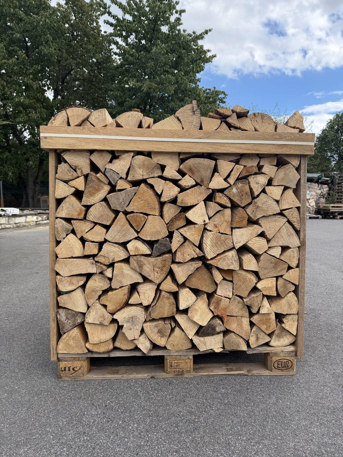 Stirnseite der Brennholz-Box: gespaltene Hartholzscheite, 25 cm Scheitlänge