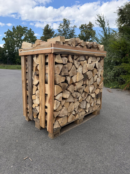Brennholz-Box mit 1 Raummeter Buche, Eiche und Esche, geschichtet auf Europalette